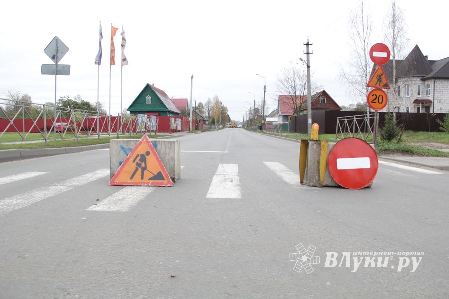 В Великих Луках неизвестный водитель, попав в ДТП, бросил автомобиль и скрылся (ФОТО)