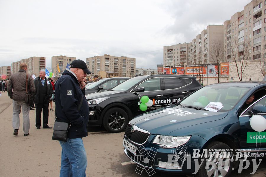 В Великих Луках прошла автомобильная ярмарка