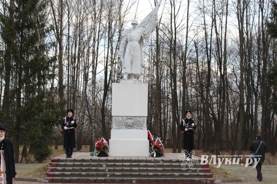 Родственники погибших солдат приняли участие в возложении цветов в Великих Луках
