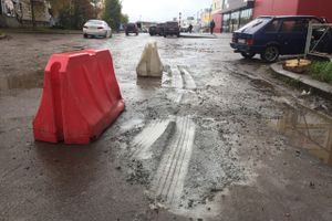 И в дождь, и в стужу бетон — на лужу (ФОТО)