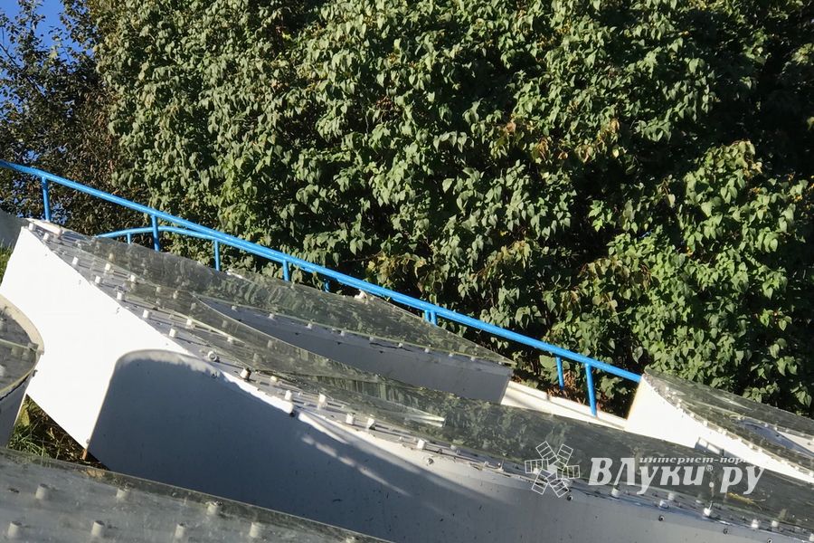 В Великих Луках опять разбили памятный знак (ФОТО)