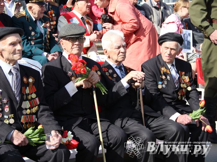 Парад Победы в Великих Луках (фото)
