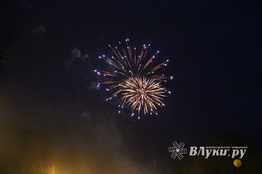 9 мая в Великих Луках. Шествие и салют