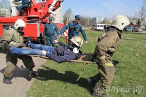 В Великих Луках прошли соревнования пожарных расчетов