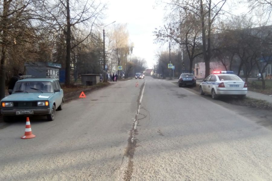 В Великих Луках женщину сбила машина недалеко от пешеходного перехода (ФОТО)