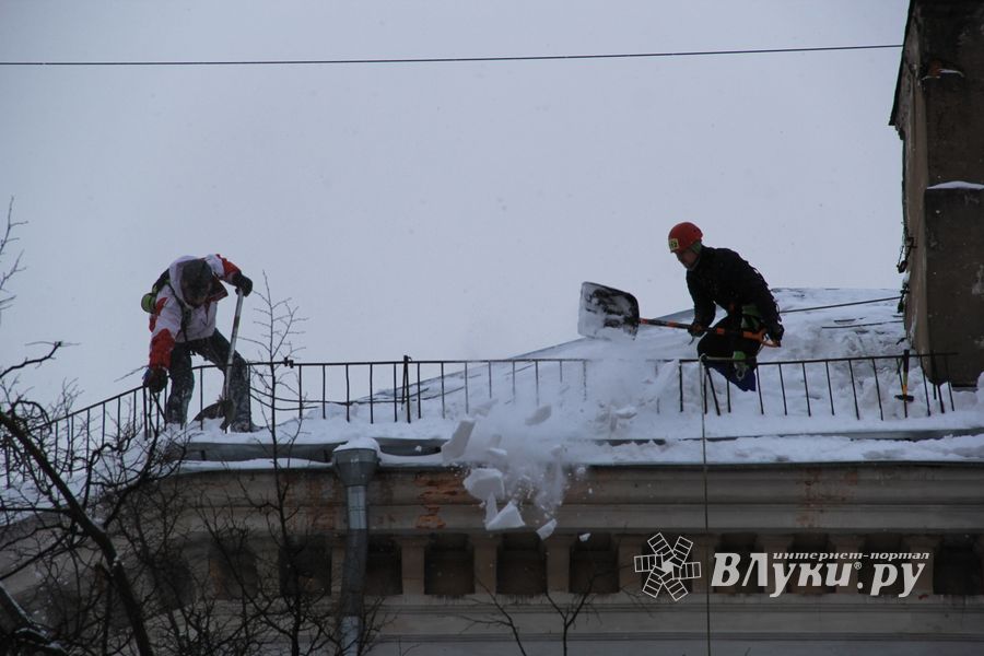 В Великих Луках  уборка снега на высоте...