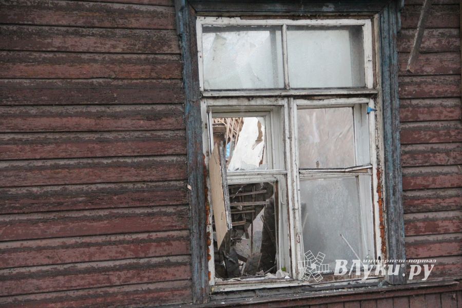 В Великих Луках сносят барак (ФОТО)