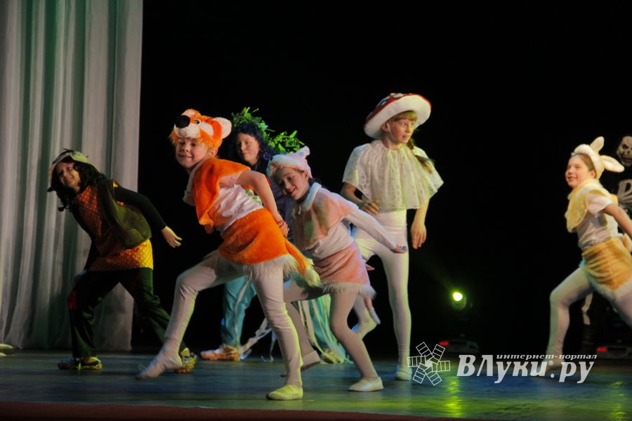 Великие Луки встретили День танца (ФОТО)