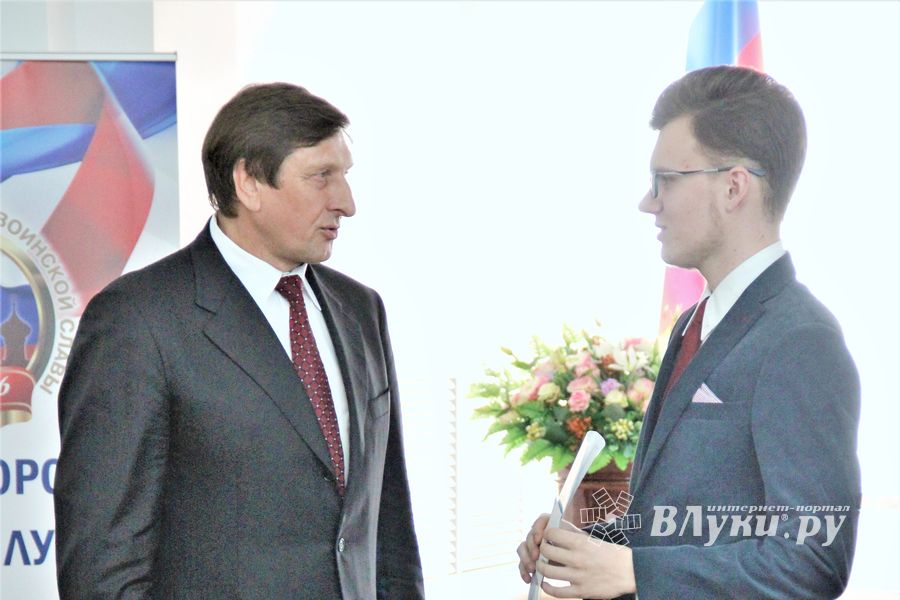 Лучших выпускников Великих Лук наградили «Золотыми парусами» (ФОТО)