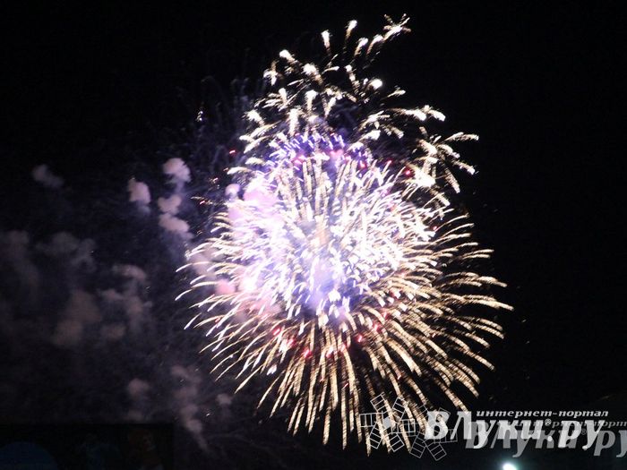 Праздничным концертом и салютом завершились празднования Дня Победы в Великих Луках (фото)