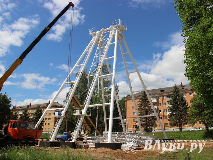 Ноги будущего колеса обозрения обрастают лучами (ФОТО)