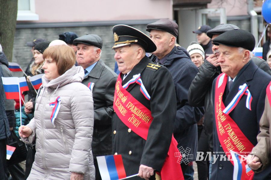В Великих Луках прошло праздничное шествие (ФОТО)