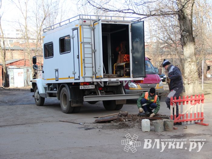 На ул. Нелидовской заменили люк на колодце (ФОТО)