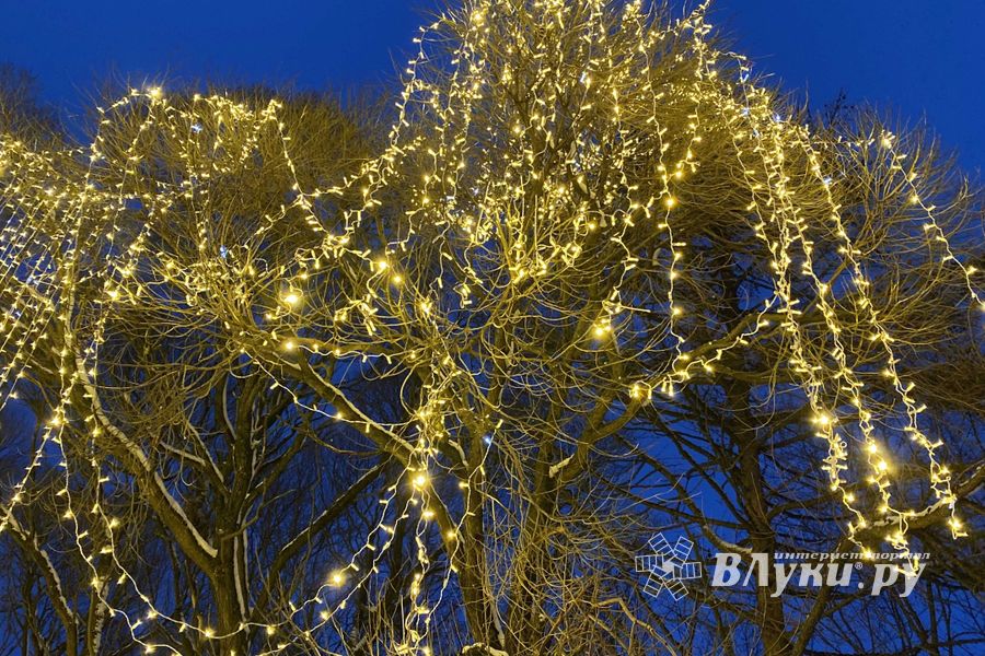 Великие Луки продолжают украшать к Новому году (ФОТО)