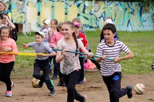 Ребята из пришкольных лагерей соревновались в «Весёлых стартах» (ФОТО)