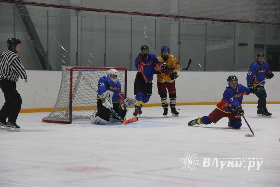 Два зоккейных матча прошли в Великих Луках в рамках Чемпионата города (ФОТО)