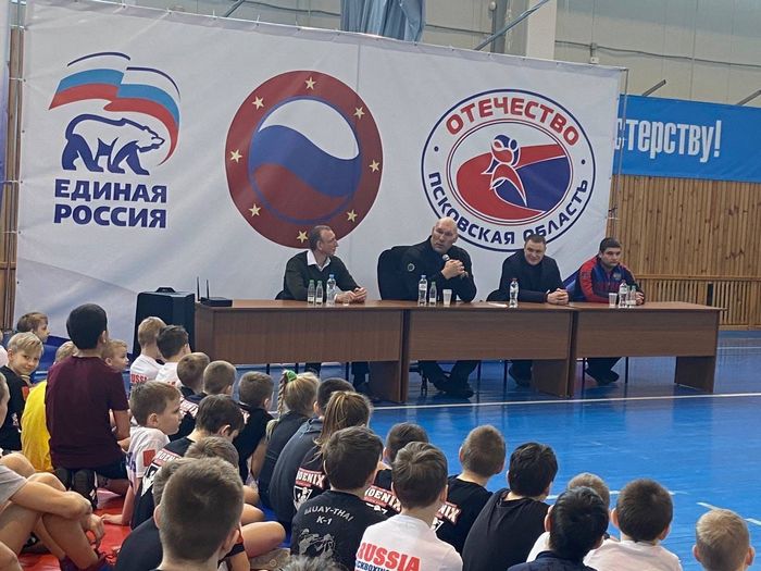 Николай Валуев посетил тренировку великолукских спортсменов (ФОТО)
