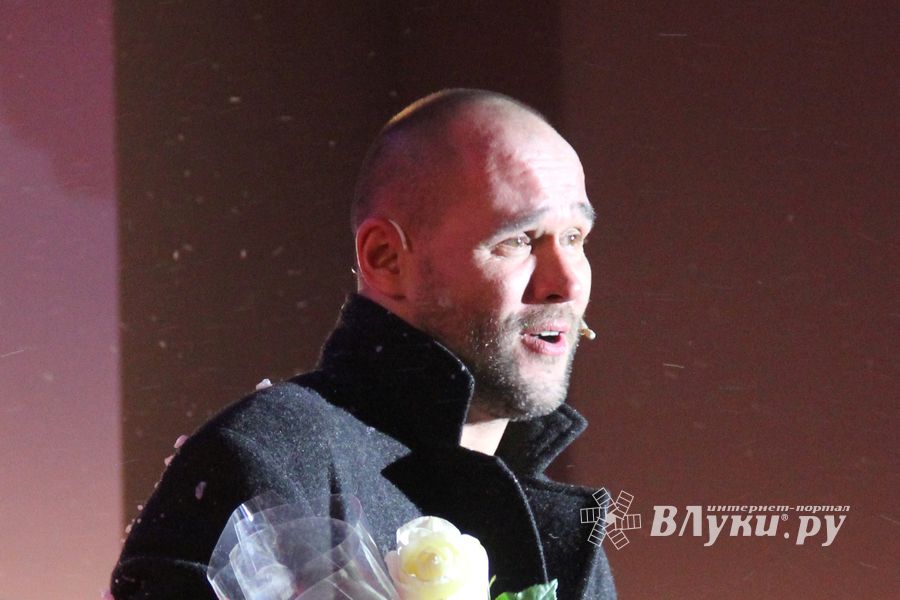 Максим Аверин выступил в Великих Луках с моноспектаклем (фото)