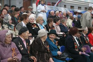 В Великих Луках прошел Военный парад