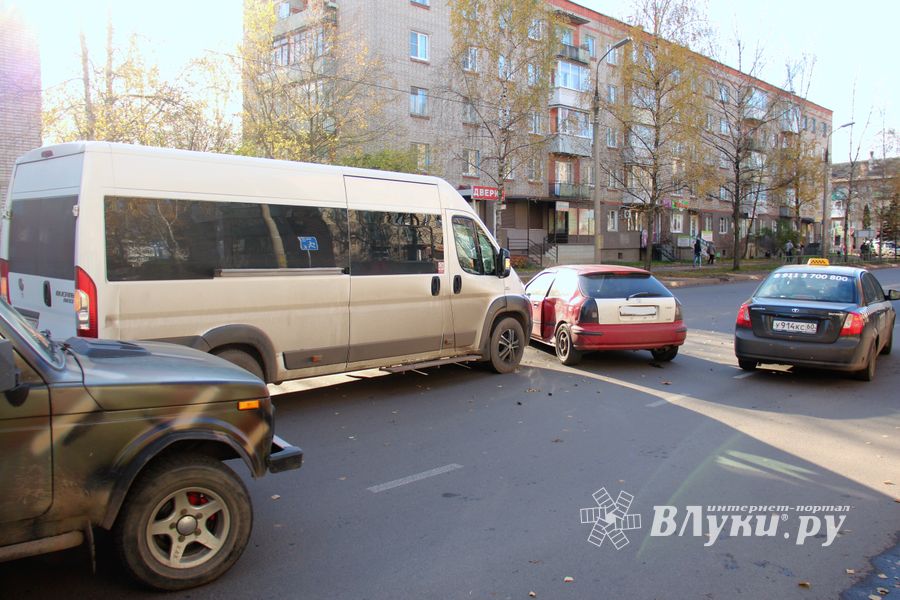 ДТП затруднило движение на пр-те Гагарина в Великих Луках (ФОТО)