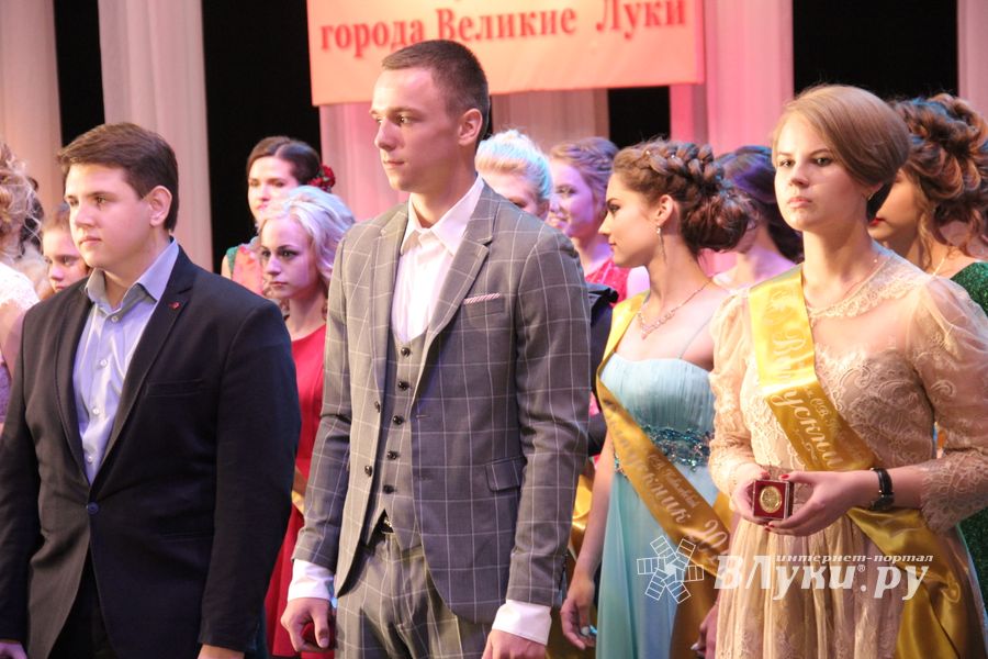 В Великих Луках выпускникам вручили медали «За особые успехи в учении» (ФОТО)