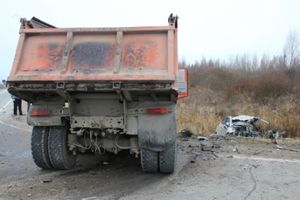 В Пскове водитель «КАМАЗа» не пропустил автомобиль «Хёндай», 2 человека погибли (фото)