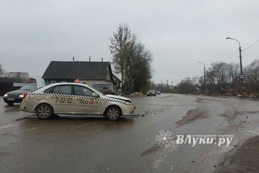 Фотофакт: ​В Великих Луках столкнулись Пежо и такси 