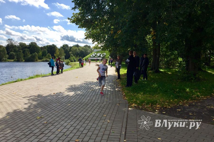 В Великих Луках стартовал Всероссийский день бега «Кросс нации-2017» (ФОТО)