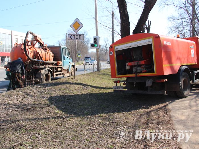 В Великих Луках прочищают «ливнёвку» (ФОТО)