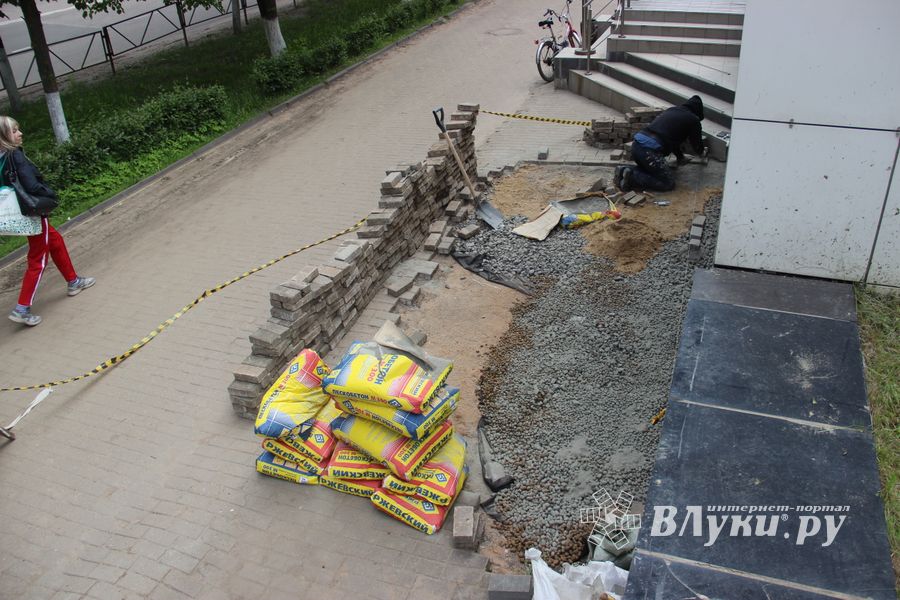 Устали ждать обещанного от властей Великих Лук и взяли дело в свои руки (ФОТО)