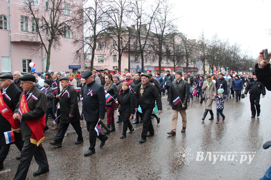 В Великих Луках прошло праздничное шествие (ФОТО)