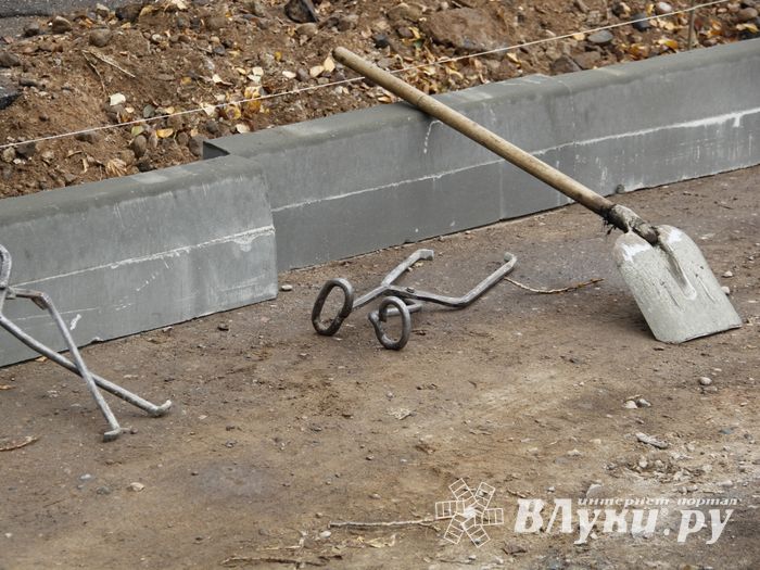 Во дворе дома на ул. Гоголя дорожники взяли в руки клещи (ФОТО)