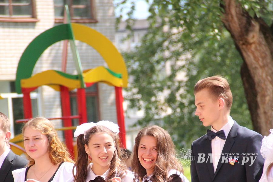 В Великих Луках прозвенели «последние» звонки (ФОТО)