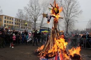 В Великих Луках состоялись проводы Широкой Масленицы — 2015