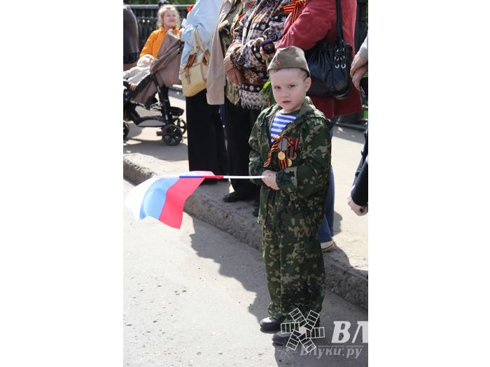 Парад Победы в Великих Луках (фото)