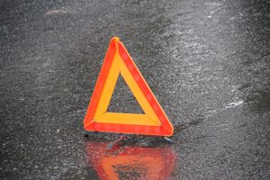 В Великих Луках автомобиль протаранил ограждение и «припарковался» на остановке (ФОТО)