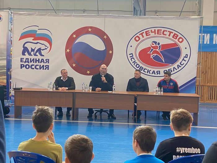 Николай Валуев посетил тренировку великолукских спортсменов (ФОТО)