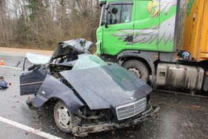 В результате столкновения Мерседеса и фуры в Псковской области погибли 2 человека (фото)