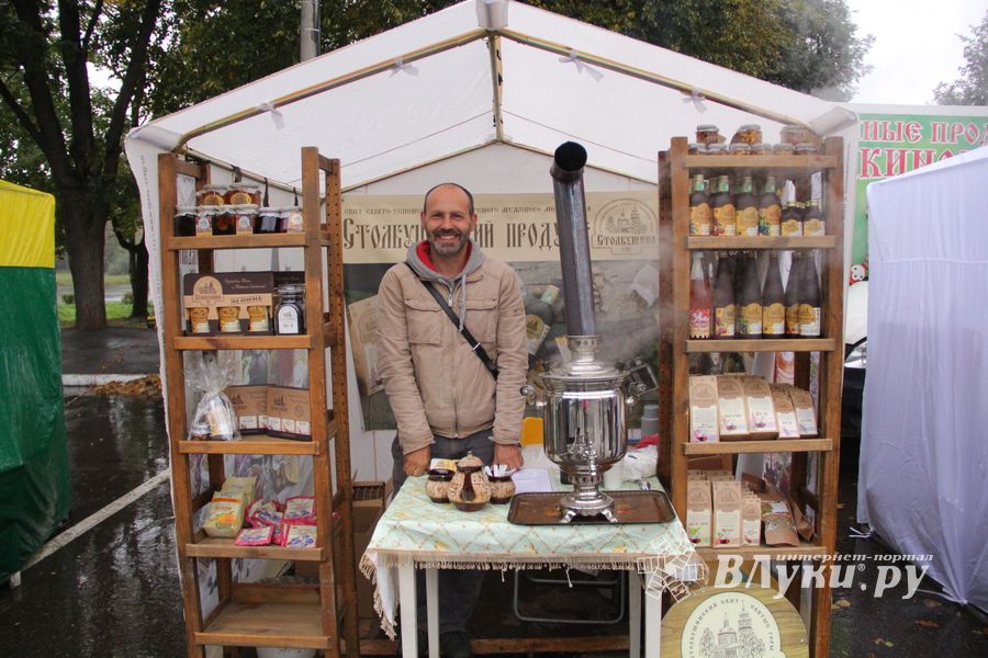 На ярмарке «Осень-2018» великолучане запаслись на зиму  «Столбушинскими продуктами» (ФОТО)