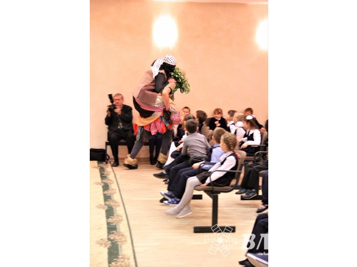 Зачем самых младших учеников 13-й школы испачкали мелом (ФОТО)