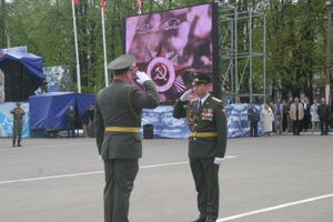 В Великих Луках прошел Военный парад