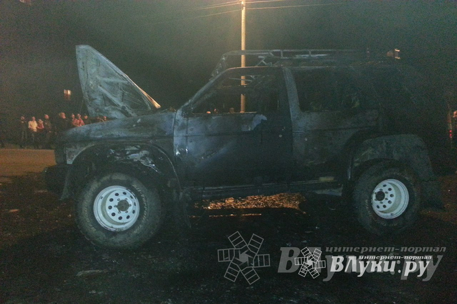 Водитель, сбивший мотоцикл на улице Холмской в Великих Луках, скрылся с места аварии (фото)