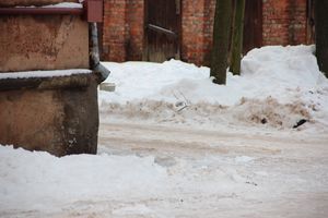 В Великих Луках чистят снег с крыш (ФОТО)