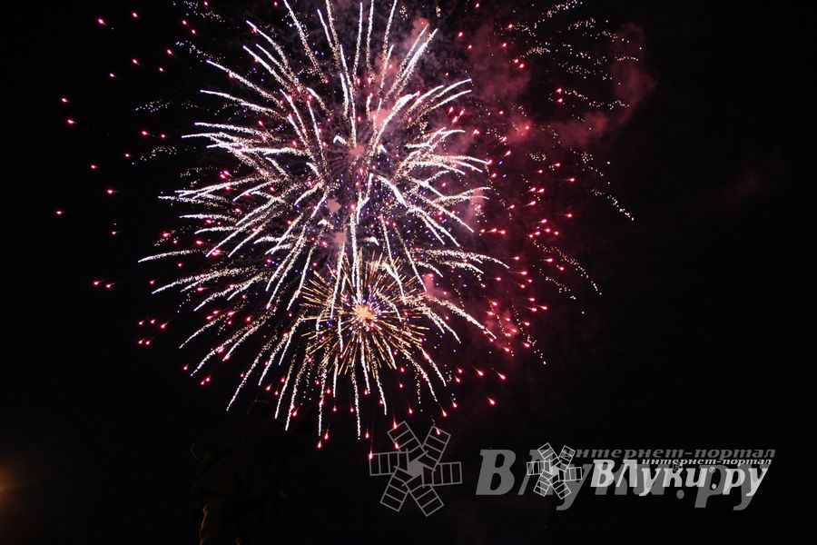 Праздничный салют в честь Дня города