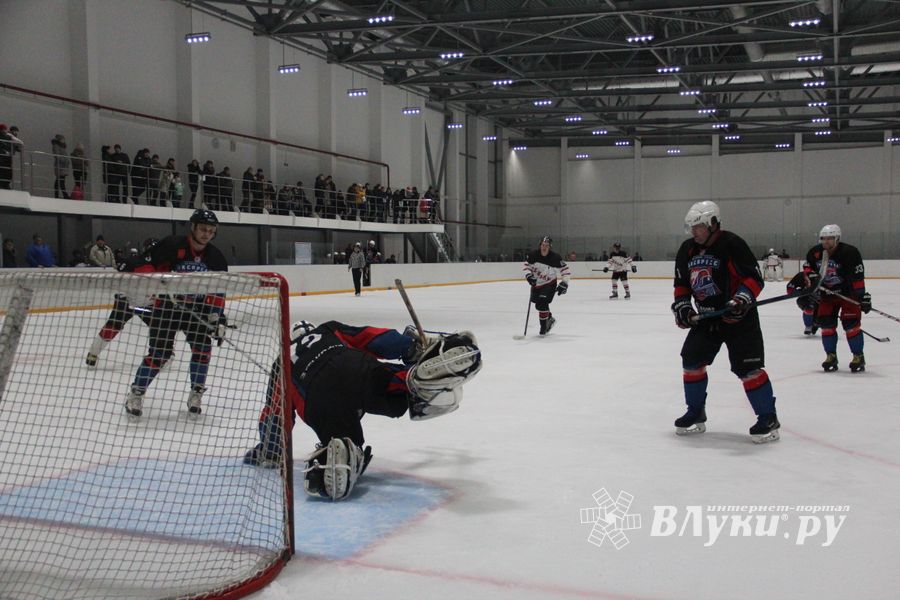Два зоккейных матча прошли в Великих Луках в рамках Чемпионата города (ФОТО)