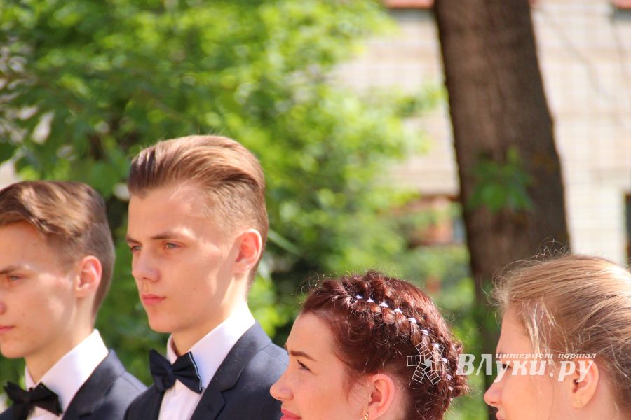 В Великих Луках прозвенели «последние» звонки (ФОТО)