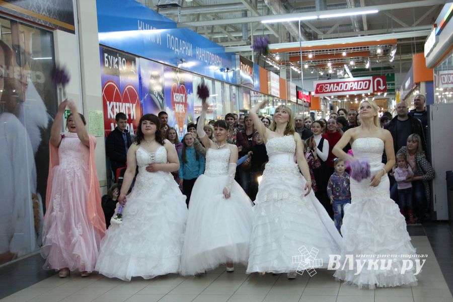 В Великих Луках бегали невесты (ФОТО)
