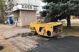 В Великих Луках на ул. Вокзальной ремонтируют тротуар (ФОТО)