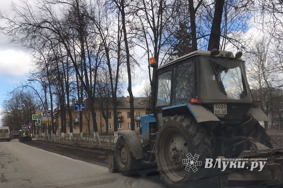 Улицы Великих Лук очищают от грязи (ФОТО)