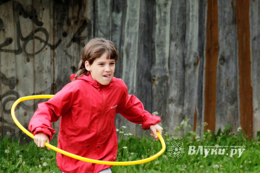 Ребята из пришкольных лагерей соревновались в «Весёлых стартах» (ФОТО)